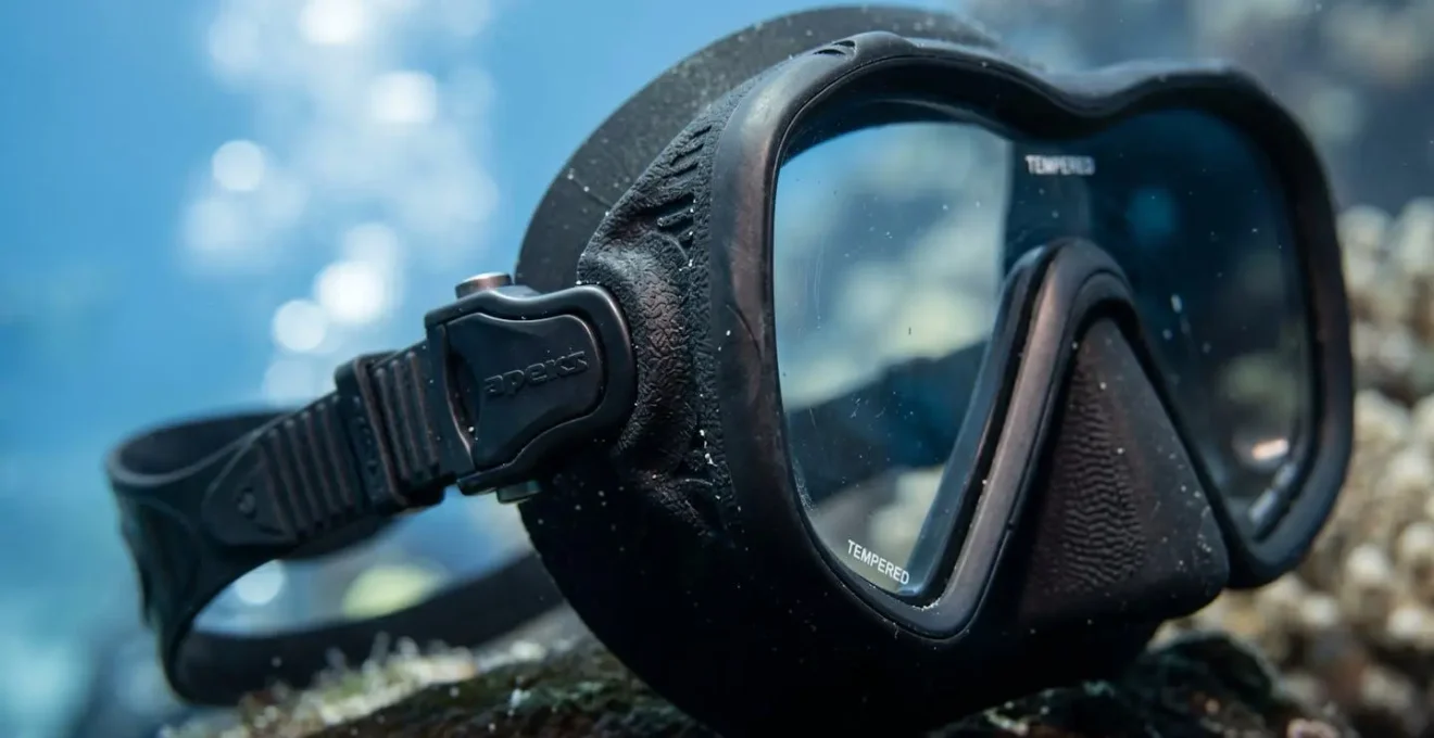 Gros plan sur le joint en silicone noir et le verre trempé d'un masque de plongée bi-verre, détails de fabrication visibles